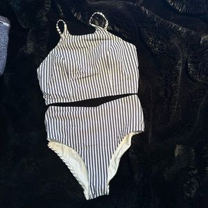 EUC Lululemon Waterside seersucker bathing suit